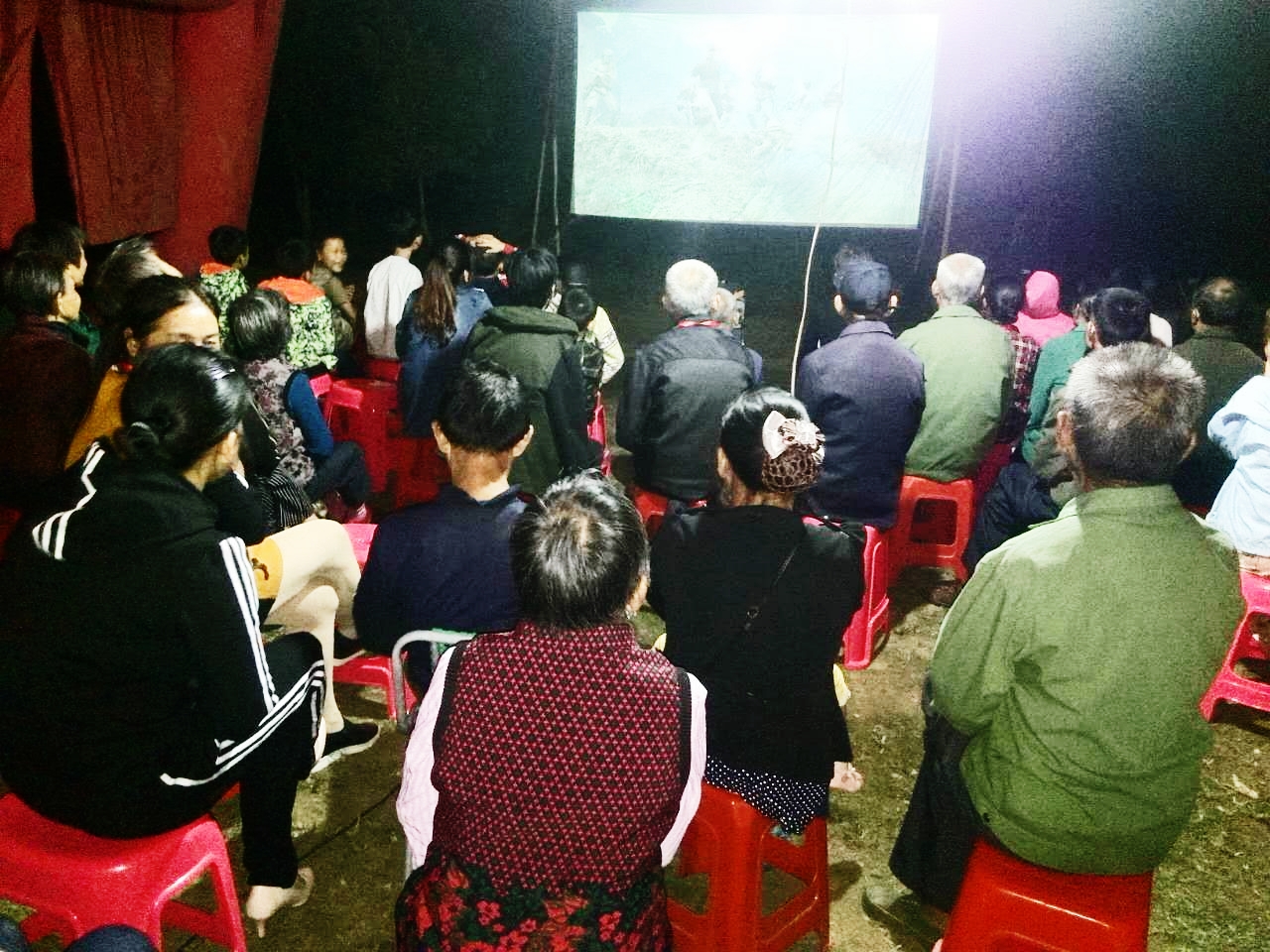 万载县农村公益电影放映场景
